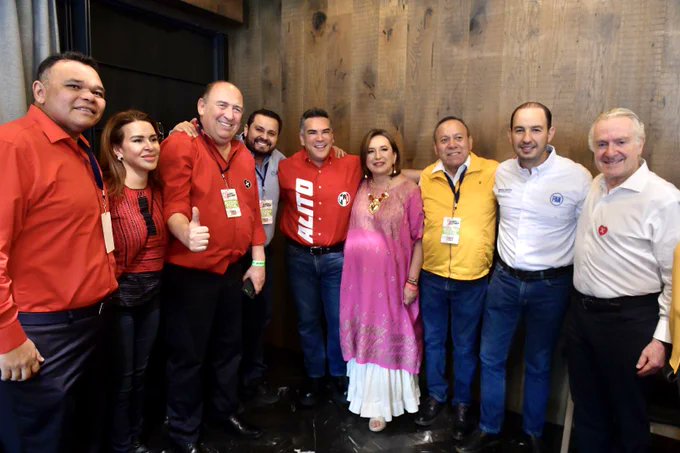 frankcrowley91's tweet photo. @beltrandelrio @HectorLases @XochitlGalvez Lo que antes estaban contra el PRI hoy lo abrazan, la hipocresía jajaaj https://t.co/Q1Ma5IuI0m