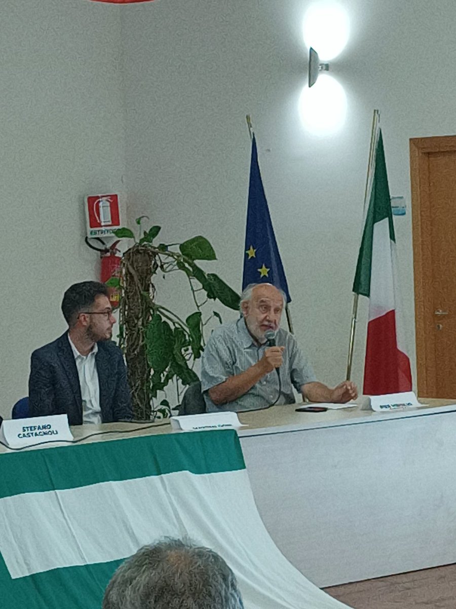UEF_GrandEst's tweet photo. Coup d'envoi aujourd'hui du séminaire de Ventotene! 

Ce rendez-vous annuel, qui rassemble 150 jeunes de partout en Europe dans l'île où Spinelli fut confiné par le régime fasciste, est devenu l'incontournable des fédéralistes pour débattre sur l'avenir du projet européen. https://t.co/JgIQRZTeKq