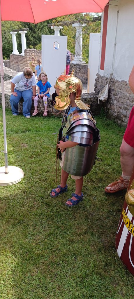 roem_museum's tweet photo. Etwas gross. Aber sonst ganz gut... In diese Rüstung eines Legionärs kann man noch reinwachsen. Schnappschuss vom Kindererlebnistag. #Kelte #Villarustica #Alemannen #geschichteerleben #Villarusticastein #Antike #römer #geschichte #Hechingen #Ausflugsziel #Ausflug #Ausflugsziele https://t.co/6f8tEiDy7m