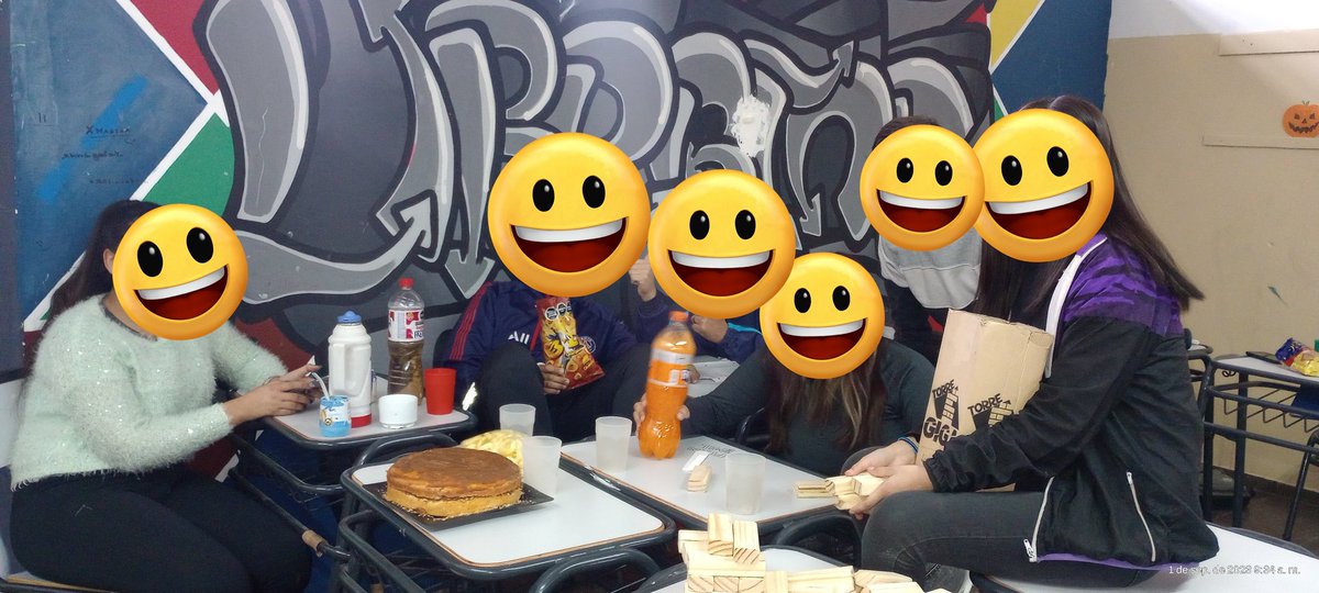 valecc7's tweet photo. El jueves se terminó una suplencia que tenía, mis estudiantes se enteraron y me pidieron que el viernes asistiera igual... 
Ese viernes 1/9 era mi cumpleaños, aquí la razón por la que no querían que faltará https://t.co/mMB8QbHAgm