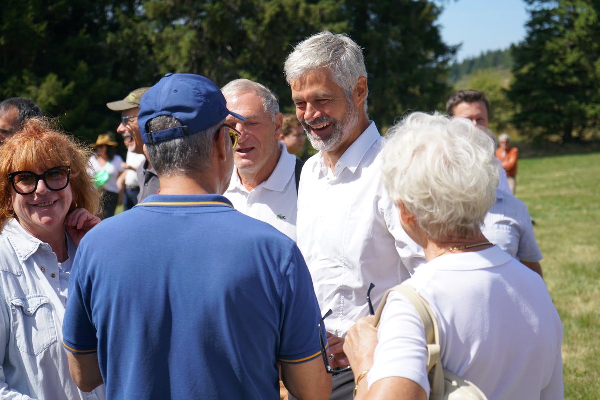 laurentwauquiez's tweet photo. Très heureux de vous avoir tous retrouvés cette année encore pour notre ascension du Mézenc, qui compte tant pour moi. Vous avez à nouveau été au rendez-vous, le rendez-vous de la fidélité à nos convictions et à l’amitié. Merci ! https://t.co/06x7IJae0l