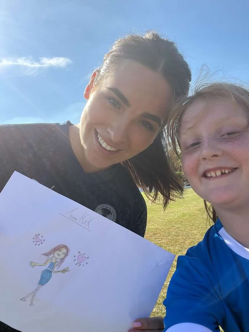 tiaraxmae's tweet image. Everyone knows we have the best fans!💙🎩 
Thankyou to your daughters for for the bracelets to match the boots @vikko_xo and to Amber for the drawing 😆😚 @colleenmcgrory6