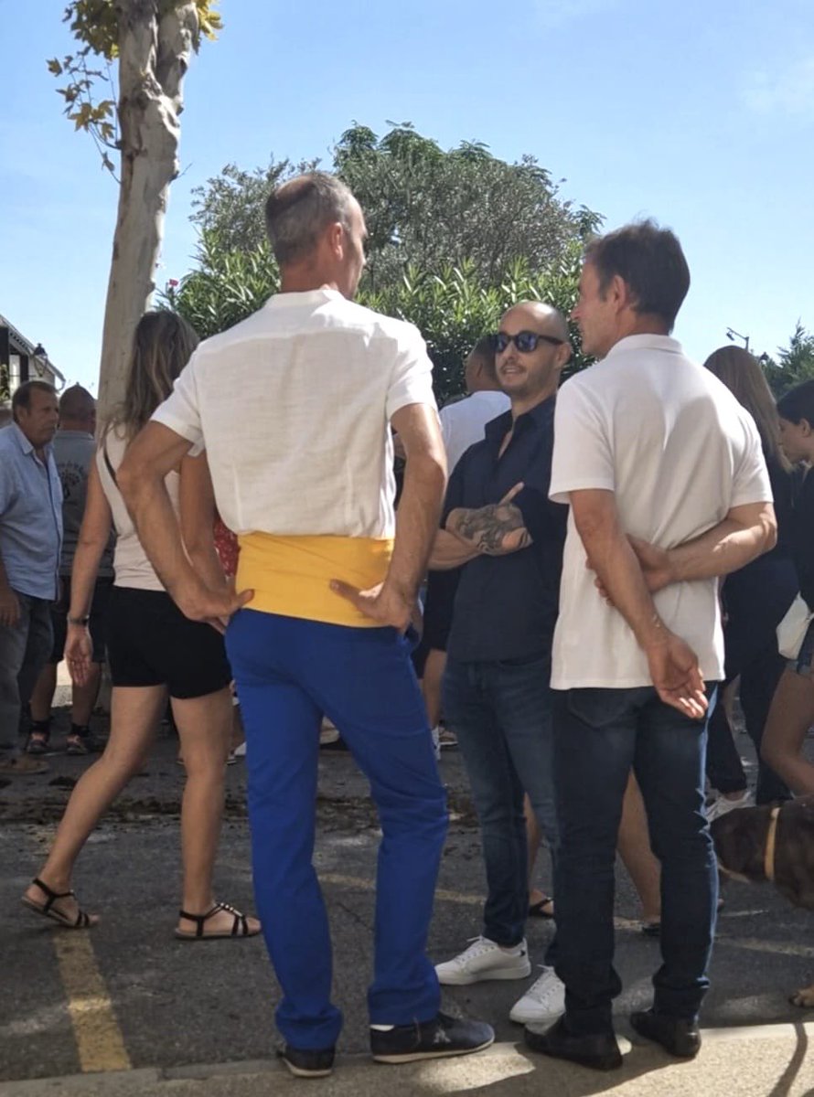 BaubryR's tweet image. Matinée au beau défilé de la charrette de La Confrérie de Saint-Roch des Paluds-de-Noves. 

Aux côtés de Fabien Bono, le président, nous avons célébré nos belles traditions. 🎉 

🌐romainbaubry.fr

 #SaintRoch #PaludsdeNoves #Noves #circo1315