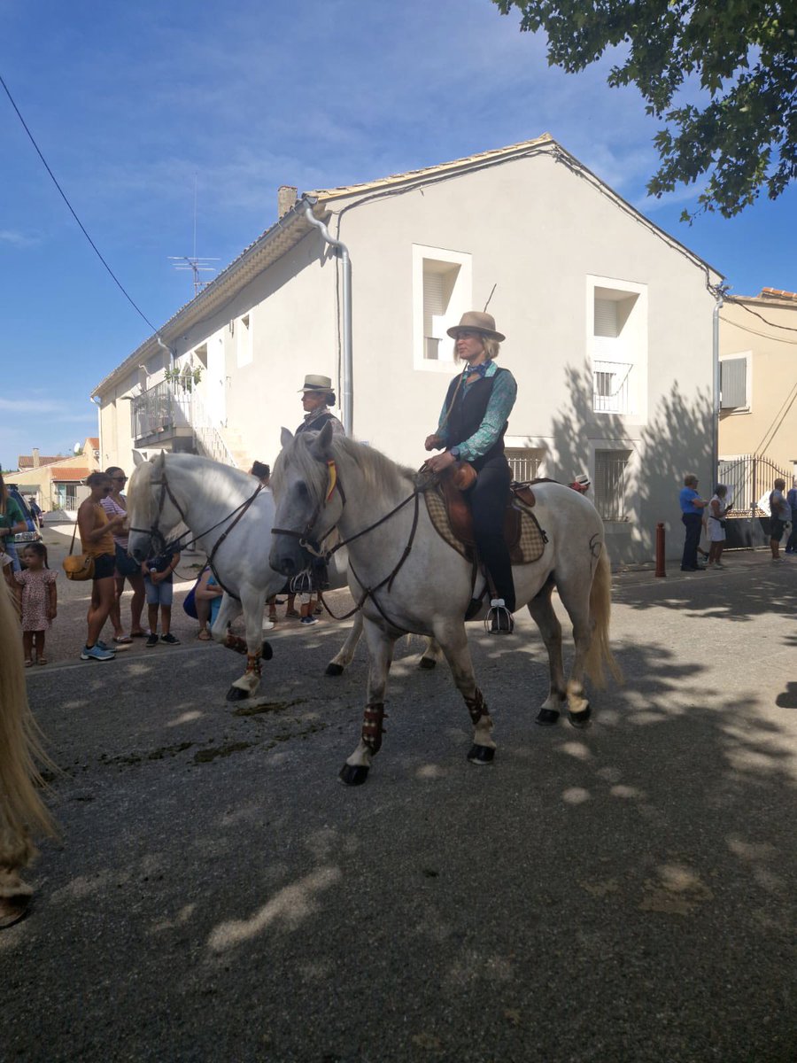 BaubryR's tweet image. Matinée au beau défilé de la charrette de La Confrérie de Saint-Roch des Paluds-de-Noves. 

Aux côtés de Fabien Bono, le président, nous avons célébré nos belles traditions. 🎉 

🌐romainbaubry.fr

 #SaintRoch #PaludsdeNoves #Noves #circo1315