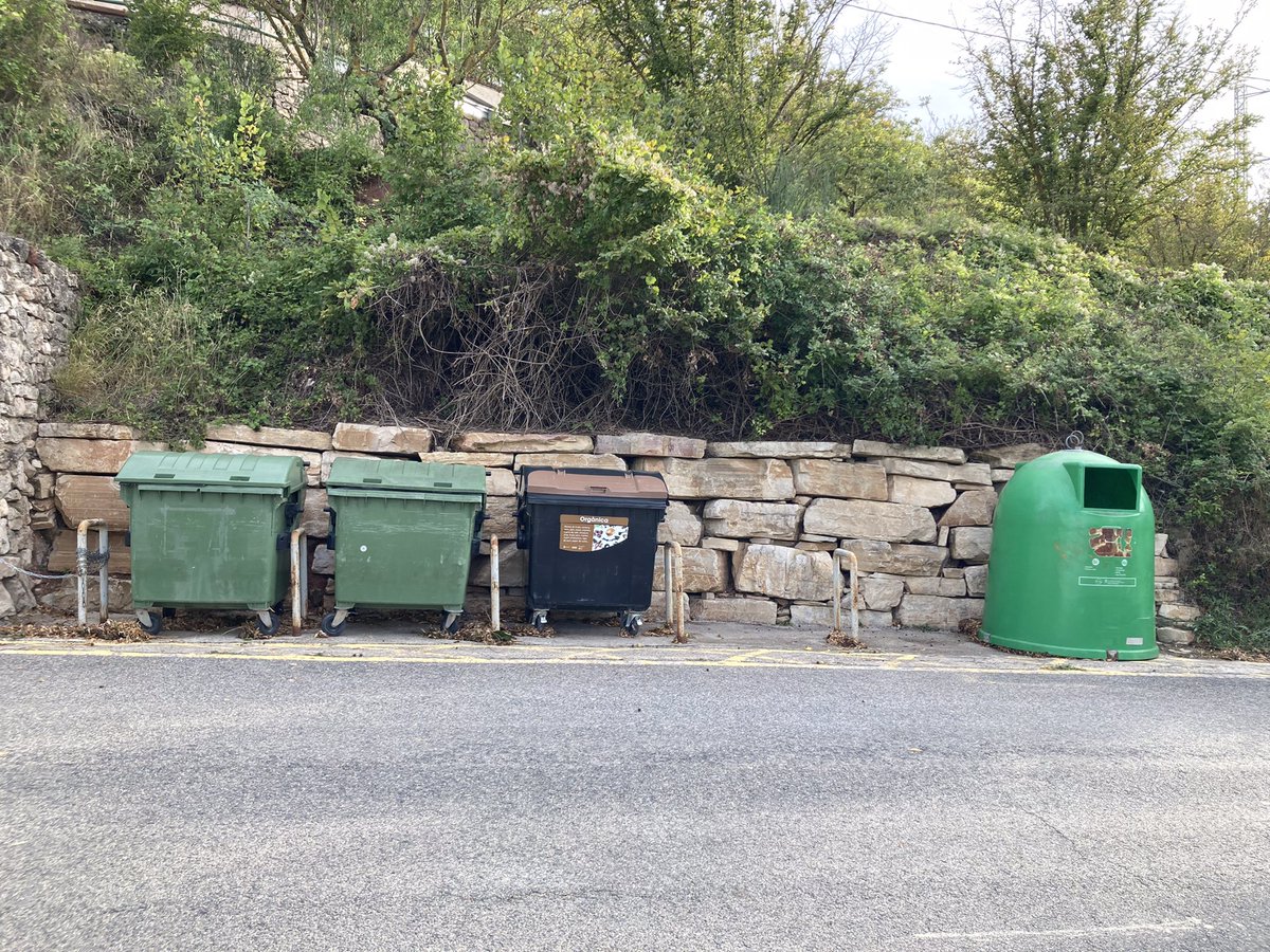 CCapafonts's tweet photo. ♻️ Aquest estiu hem fet un retrocés en el reciclatge a Capafonts. Els contenidors de rebuig de l’Av Riu Brugent han servit per abocar-hi tota mena de residus. Des de la CUP seguim defensant el sistema porta a porta i una única àrea d’emergències on trobar tots els contenidors. https://t.co/CpUn78IAmB