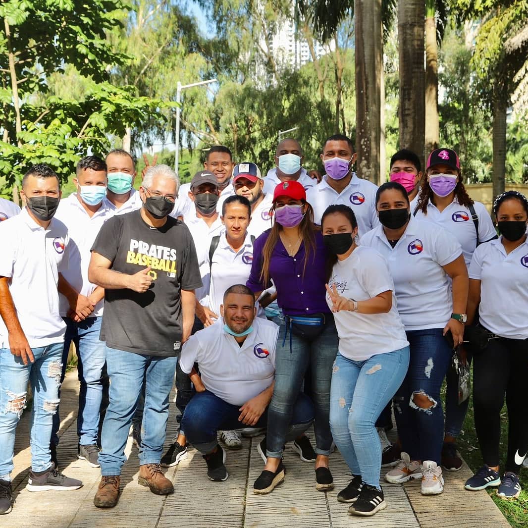 BlandonJose's tweet photo. El Panameñismo es un colectivo que se ha renovado en estos cuatro años, sin olvidar sus raíces.

En la Junta Directiva actual de 11 miembros, con mis 56 años, soy el directivo de más edad.

Más de la mitad de los actuales convencionales (2022-2027), no eran convencionales en el quinquenio anterior (2016-2021). Es decir, son nuevos.

Tenemos más de 50 mil jóvenes menores de 29 años inscritos en nuestro colectivo. Uno de ellos forma parte de la Junta Directiva Nacional y nuestra Secretaria Nacional es la primera mujer en presidir la directiva de las Juventudes de Partidos Políticos.

Hay muchos candidatos y candidatas que correrán por primera vez para cargos de elección popular en las elecciones generales de mayo del 2024.

Por primera vez en nuestra historia como colectivo, toda esa oferta electoral tuvo que pasar por cursos de formación dictados por la Escuela Superior del Panameñismo.

Somos el colectivo que más elecciones internas hemos tenido en estos 4 años. No en vano sacamos a votar 116 mil personas en una elección primaria con candidato único.

Eso y más hemos logrado JUNTOS en estos 4 años, con todo y pandemia. Por eso, nos atacan algunos, porque nos temen.