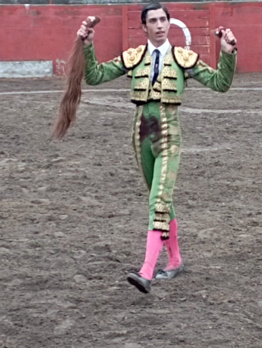 herrerotorosph's tweet image. 4 orejas y rabo ha cortado EL Mene en Pereña de la Ribera a la novillada de #Valdeflores.
#EscuelaTaurinaSA 
#ElMene 🔥