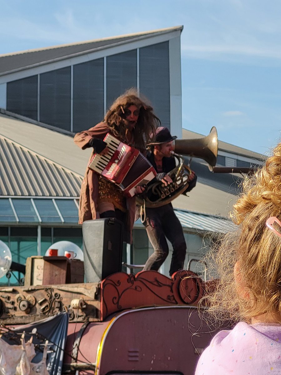 Fifi42's tweet photo. A great afternoon in Hull! #FreedomFestival #CityofCulture #NeverDullinUll https://t.co/8VBcDaxiXf