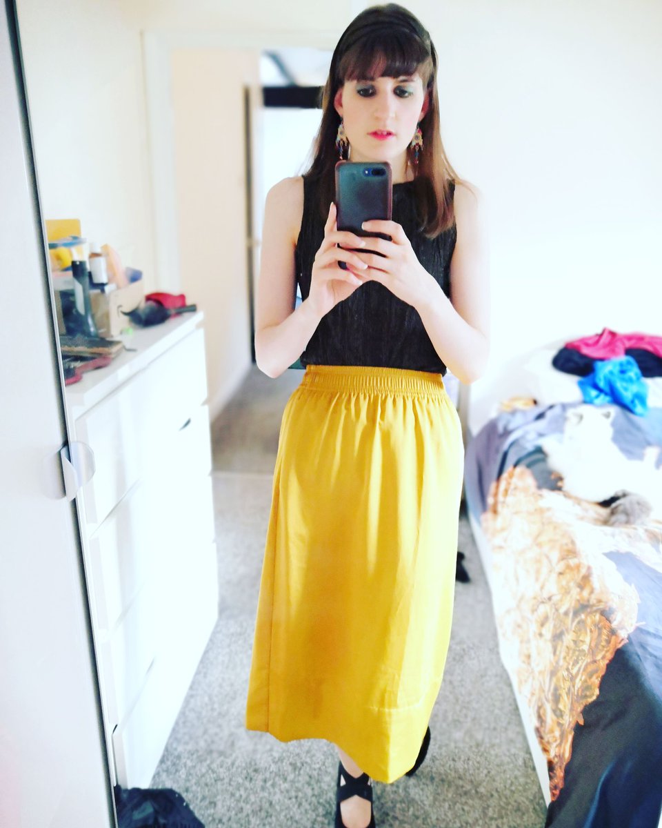 rebauthor1's tweet photo. Going to the pub again soon..... 🤣 Uh oh! 😆 #Fashion #fashionweek #fashionblogger #Amwriting #writinglife #writing #Writingmybook break https://t.co/Eita8K4WQW