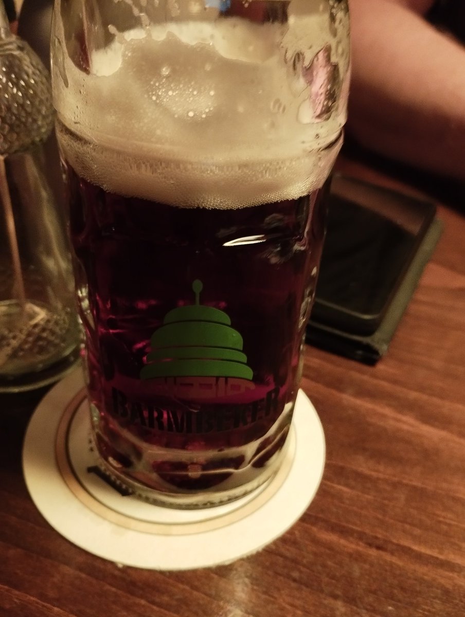 DocBizeps's tweet photo. Barmbek is bekanntlich nicht die Perle Hamburgs, aber dieses #BarmbekDunkel kann durchaus gefallen.
Genau das richtige für einen geräuschvollen Abend im #Schachcafe nach einem spaßigen Tag
5 % alc. als solide Grundlage für eine 7/10
#beerwatch https://t.co/eishu15XsU