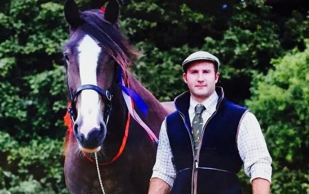 Please retweet, Scott Manson, 34, #RossOnWye #UK   
Former head farrier for @cheltenhamraces, CONVICTED after CCTV showed him hitting a tied horse 9 times with a hammer. 

He had previously been convicted for throwing his dog out of a car which then had to be put to sleep and for…