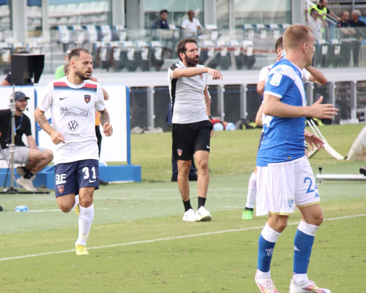 CosenzaOfficial's tweet photo. “C’è sicuramente dispiacere. Analizziamo questa sconfitta, diversa da quella con il Modena, e prepariamo al meglio la prossima gara. La sosta ci permetterà di lavorare al meglio, inserendo i nuovi”: mister Caserta nel post di #BRECOS 🎙️ https://t.co/b1LBH0Qmr2
#ForzaLupi https://t.co/mnTSD4cBMQ