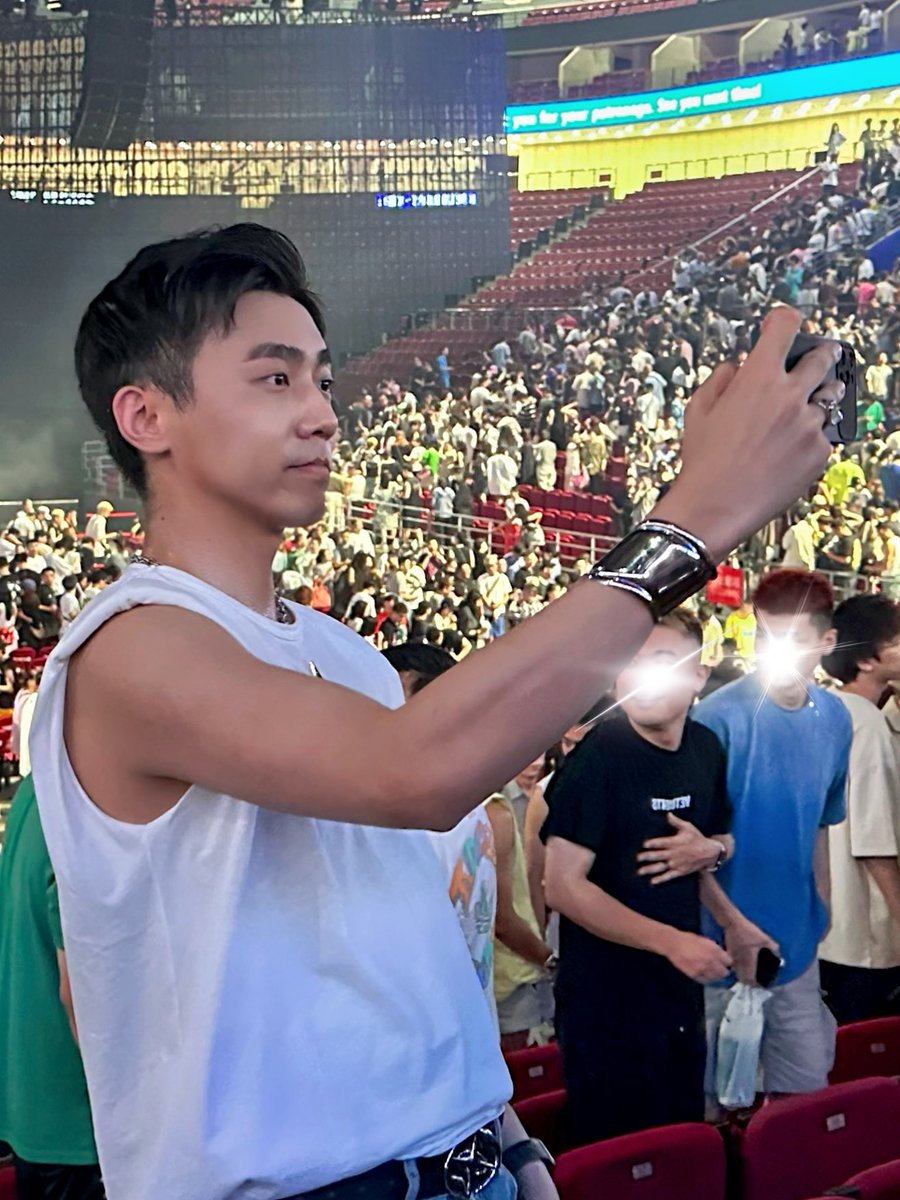 诶呀被偷拍（我刚练出来的33cm臂围）了