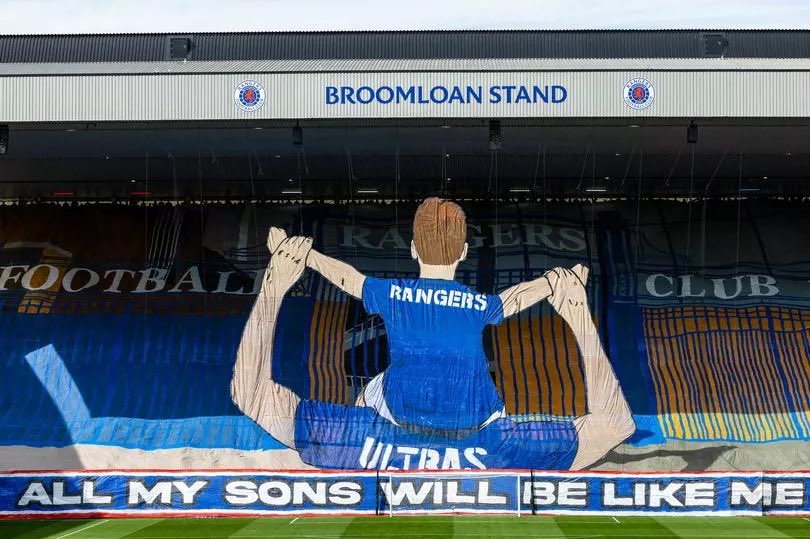 👏 Credit must go to @BCollective2021, <a href="/UnionBears_07/">Union Bears</a> and <a href="/RangersFC/">Rangers Football Club</a> for today’s Tifo.

“The pulley system installed at Ibrox is the first in Glasgow and the largest in the UK and will further enhance the atmosphere at Ibrox.”

🔊 Rangers also commissioned ‘The Famous RFC’ a new
