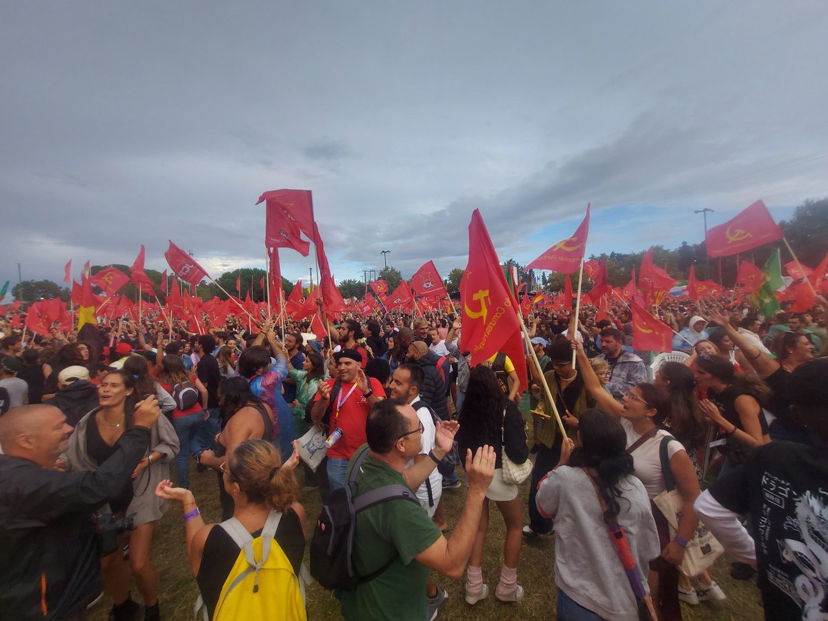 festaavante's tweet photo. Depois da tempestade há a bonança
Que é verde como a cor que tem a esperança
Quando a água de Abril sobre nós cai.

O que é preciso é termos confiança
Se fizermos de maio a nossa lança
Isto vai meus amigos isto vai.

Ary dos Santos

#carvalhesa https://t.co/1o29YbCk86