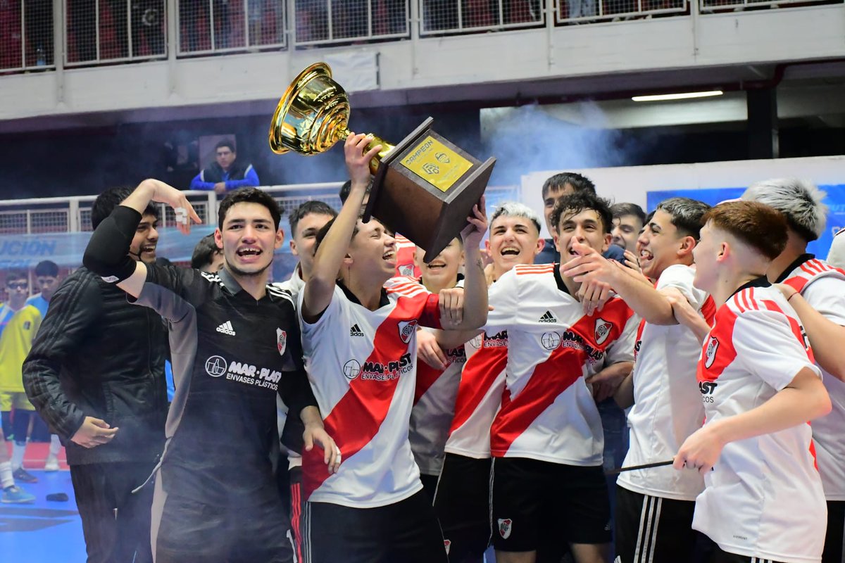 #Masculino #Sub17

El Millonario venció 2-1 a 17 de Agosto en la Final y viajará a Brasil para disputar la copa mundo do futsal. 🇧🇷

⚽ : Máximo Sosa Mancini x2.

📷 : Sol Froiz

#VamosRiver⚪🔴⚪