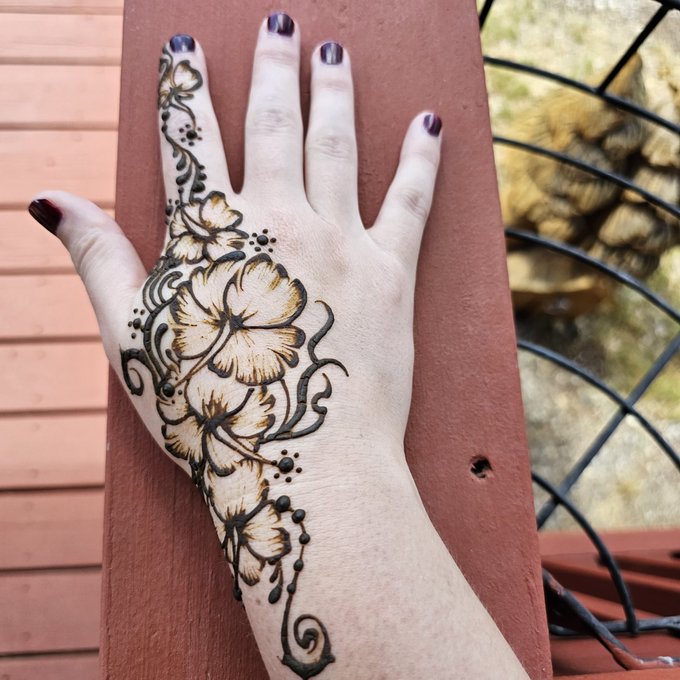 Henna tattoo today! https://t.co/LMt9QjoZ4g<a href="/tag/vtuber"class="tags"><span>#vtuber</span></a>