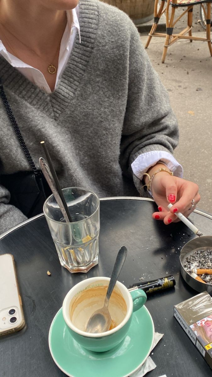 _annnsophie's tweet photo. coffee and caching up https://t.co/ZaTCsk3Dv5