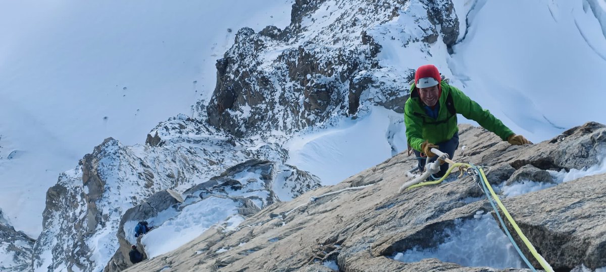 IcicleUK's tweet photo. Dente Del Gigante
🏔️🎒😎❄️⛏️💪
Epic photos from a cold Giant’s Tooth 4013m, climbed on Friday by Phil and Marco. This majestic granite spire straddles the Franco-Italian border. Congratulations both!
〽️ https://t.co/AKaDdz3omT
#chamonix #climbing #courmayeur #dentdugeant https://t.co/rq6EwvSHnm