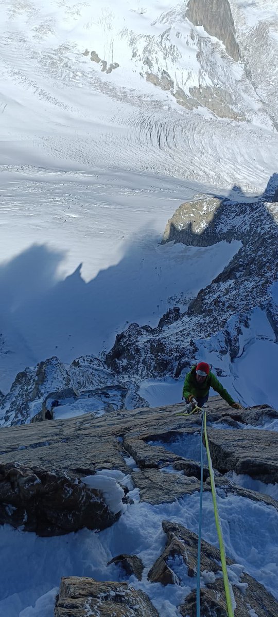IcicleUK's tweet photo. Dente Del Gigante
🏔️🎒😎❄️⛏️💪
Epic photos from a cold Giant’s Tooth 4013m, climbed on Friday by Phil and Marco. This majestic granite spire straddles the Franco-Italian border. Congratulations both!
〽️ https://t.co/AKaDdz3omT
#chamonix #climbing #courmayeur #dentdugeant https://t.co/rq6EwvSHnm