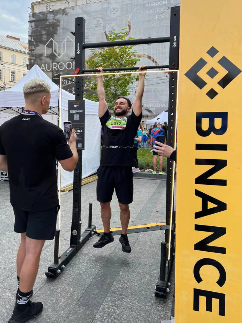BinanceUkraine's tweet image. 🏃‍♂️ Неймовірний день на Львівському Півмарафоні Незламності, де Binance була партнером дистанції 21 км,:
🎉 Кожен учасник отримає NFT-медаль
💳 Кожен учасник міг оплатити участь криптовалютою через Binance Pay 
🎁 Ексклюзивна зона Binance пропонувала захоплюючі активності
