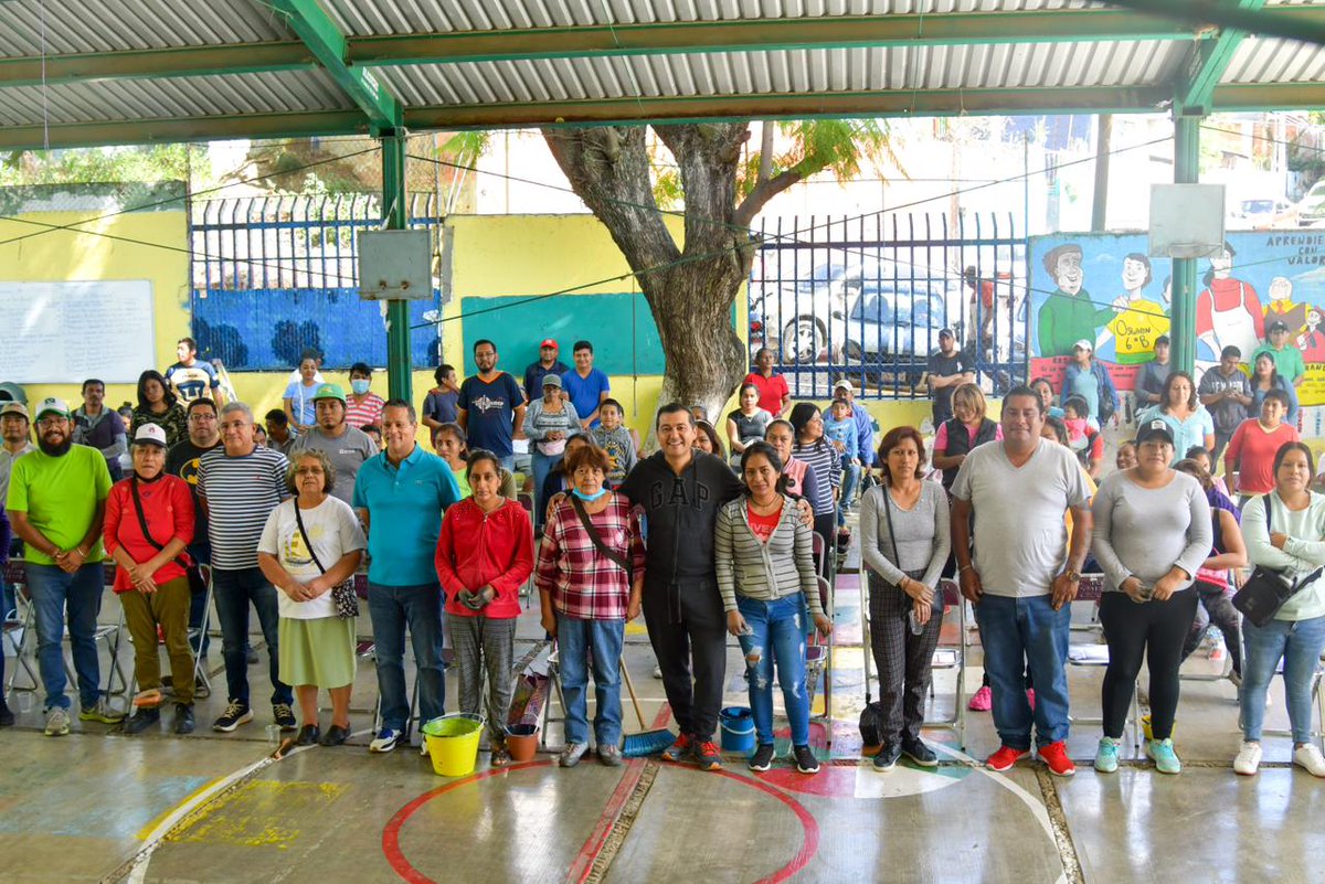 ¡Que gran mañana tuvimos! Empezamos muy temprano en un tequio con mis amigas y amigos, madre y padres de familia de la Escuela Primaria 'Manuel Sabino Crespo'. 

Juntos podemos hacer más, lograremos el Oaxaca que es posible.

#TransformemosOaxaca #Oaxaca #4T @lopezobrador_