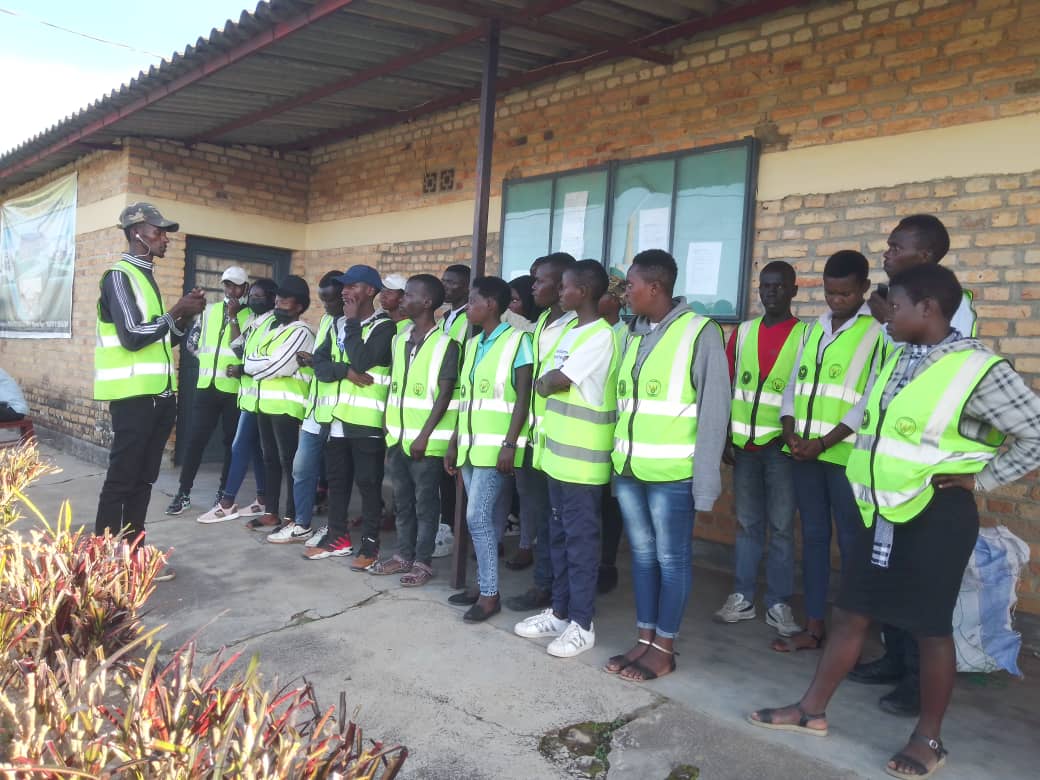 RuhangoDyvcp's tweet photo. Abakorerabushake ba @Rwandayouthvol1 muri @RuhangoDistrict kubufatanye n'Izindi nzego z'Umutekano kuri uyu 3/9/2023 twafashije kuyobora no gucungira umutekano  Abitabiriye Isengesho ngaruka kwezi ryo kwa YEZU NYIRIMPUHWE ryitabiriwe n'Abasaga 17000
byagenze neza @RwandaLocalGov https://t.co/6NiP1JAebE