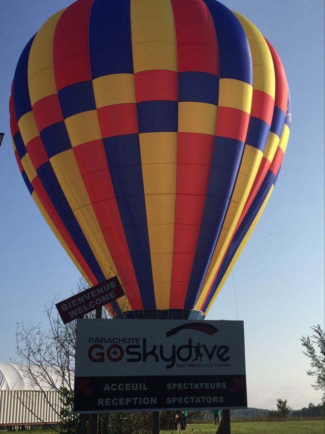 LStDenis2's tweet photo. "S'envoyer en l'air" en montgolfière ou parachute 😁
#FMG2023 #GOSkydive https://t.co/G0baPe4Win