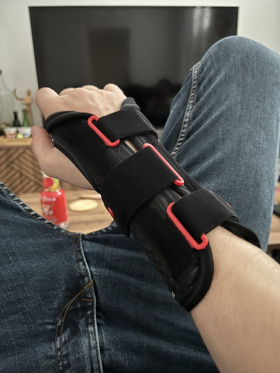 So I kinda sprained my wrist and it will take me 2-3 days before I can draw again, send kisses and hugs plz