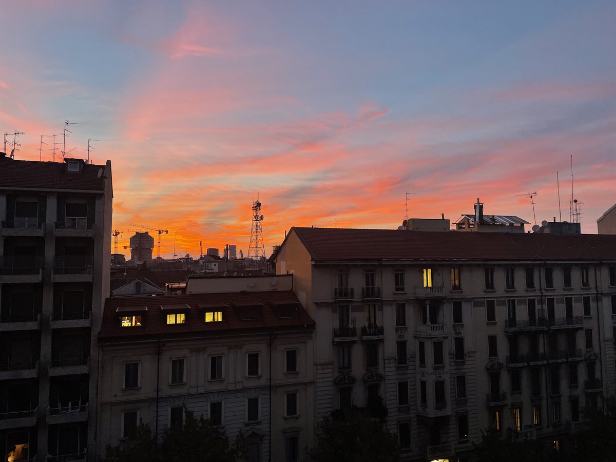 fra_landini's tweet photo. Sunset in Milan #rossodisera https://t.co/HRnwI4GiMc