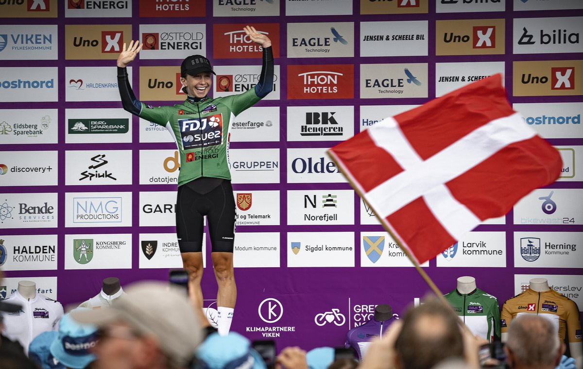 Already 1 week since the Danish home favourite @CUttrupLudwig just missed the GC, but she took the green jersey, sponsored by #ØstfoldEnergi, and was just as smiling as always with that😀💚 Photo: @sykkelfotograf1 @UnoX_Mobility @ThonHotels #postnorddk #mesterfarge #huseierne