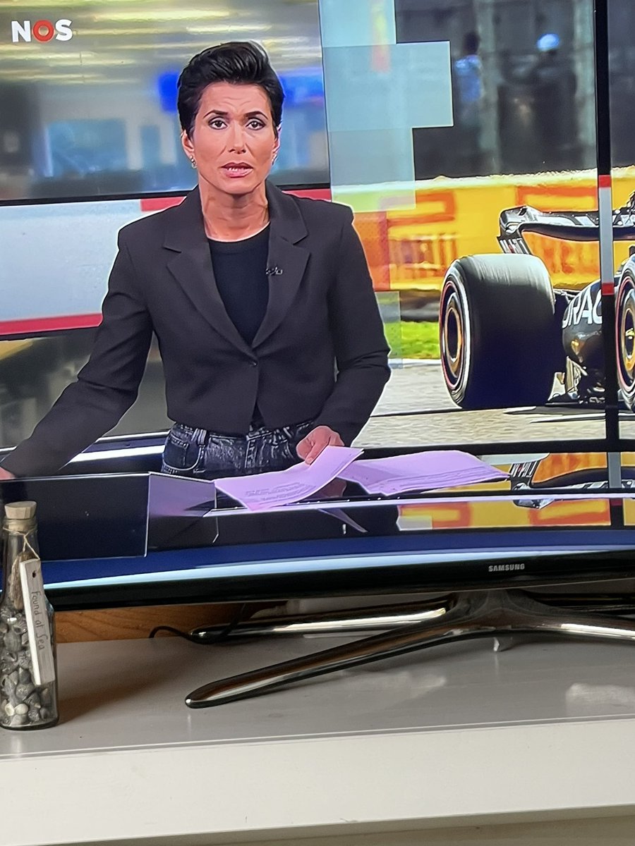 Oostwit's tweet photo. Deze broek aan was leuker Annegien!😀👍 #nosjournaal #annegien #achtuurjournaal #8uurjournaal https://t.co/z9jftV4Ib4