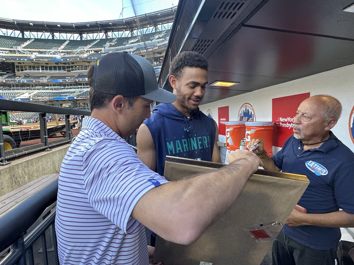 With Julio Rodríguez yesterday before the Mets/Mariners game at Citi Field where I was presenting  my artwork as part of the Latino Sports MVP  award.

@latinosportsoficial @jrodshow44 

#juliorodriguez #seattlemariners #latinosports #sportsart #baseballartist  #njartist