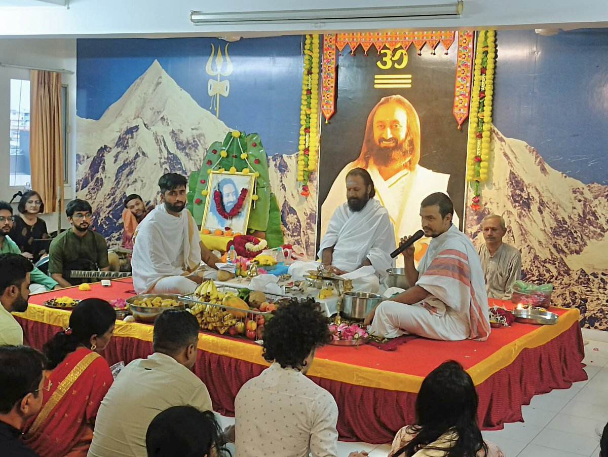 JGDSwamiji's tweet photo. #SravanRudraPuja2023 today evening Pooja from #ManiNagar TOK #Ahmedabad #VDSGujarat https://t.co/r8KWV1mqfr