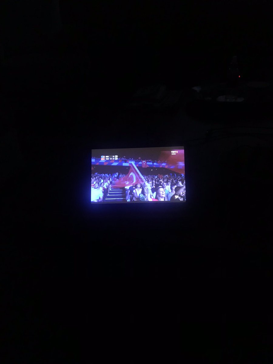 Teşekkürler #digiturk dünyanın parasını alıp bu önemli günde yardımcı olamadın yine.Oğlanın minicik tabletinde seyretmeye çalışıyoruz