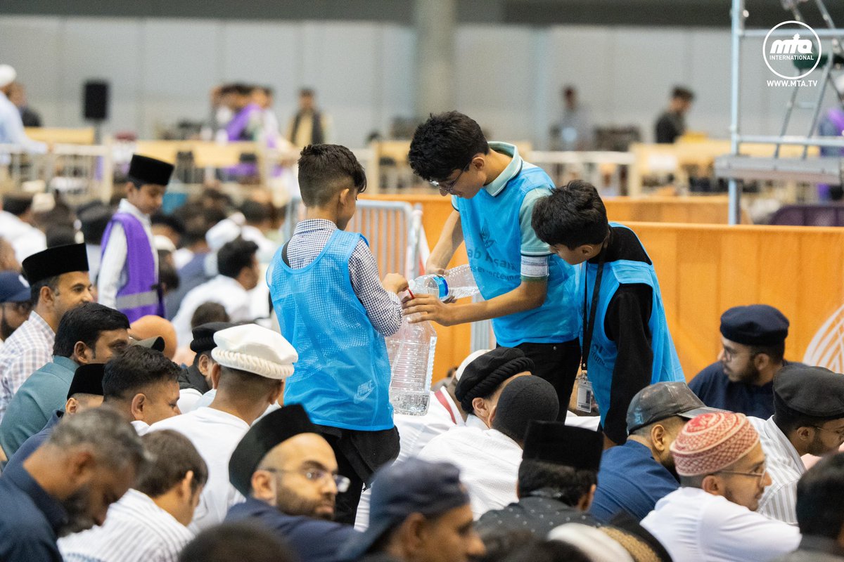 JalsaConnect's tweet photo. Staying hydrated is π!
Spiritual and physical hydration at #JalsaGermany!
#Jalsaaconnect https://t.co/BFIxNzVncS