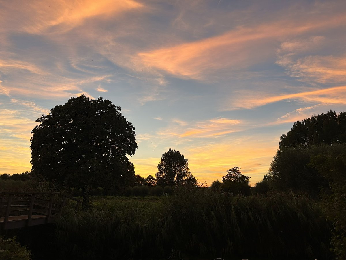 Fijne avond iedereen. Foto vanaf achter tuin genomen #avondrood #September #herfst