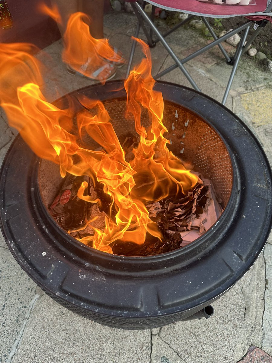 nickmhyde's tweet image. Love a good firepit! Glorious Sunday finished in style! #sunday #manmakefire 🔥