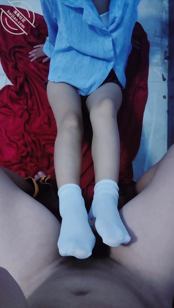 20-1：妹妹，驾照快考完了。他在这边租了两个月的房。也快到期了。也有几天没见，我休了几天假。过来找妹妹玩。在村里租的房子。倒是挺便宜的。一个月七八百块钱。其实挺喜欢在村里住的。有花有草。房东还种的菜。特别有田园生活的感觉。刚到了一会。

电报群第219号作品：t.me/haijiao678