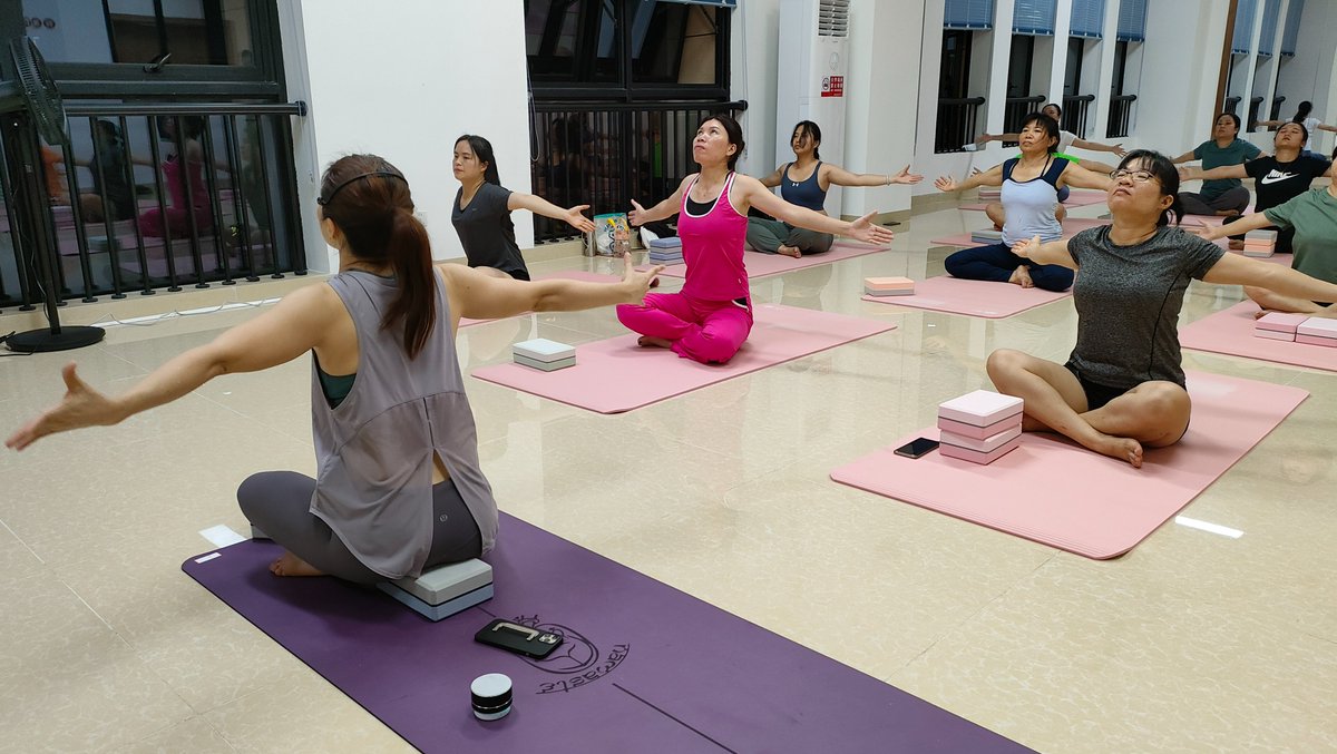 #SummerHoliday
In #Wenchang, a public welfare summer #yoga workshop was organized to improve workers' well-being. 🧘
Sessions were designed for women who work long time in offices, in a bid to help them with weight management, stress reduction, and physical therapy for issues.💆