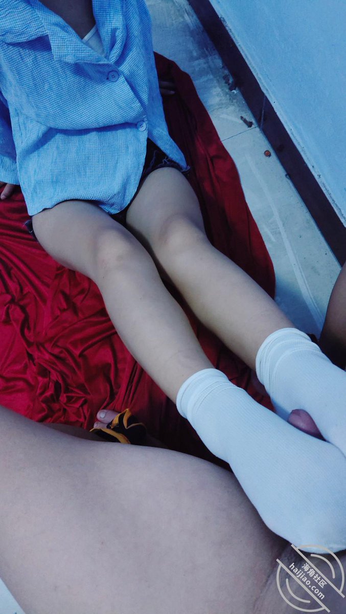 21-1： 大家久等了  这几天家里有事  没能及时上传视频  视频做好了  有一位小哥评论白袜子靠着墙做  来了来了  我俩也好久没做了   那天一见到就按这亲了好久  后来告诉我她一个学车认识的闺蜜朋友要来玩  

电报群第219号作品：t.me/haijiao678