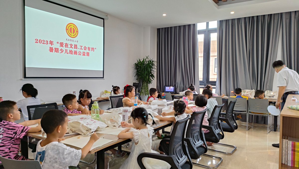 #SummerHoliday
🖌️A public welfare #summer painting workshop for kids was recently organized in #Wenchang. It is aimed at nurturing children's interest in #art while providing a good way to take care of kids for working parents during summer vacation.👍👍