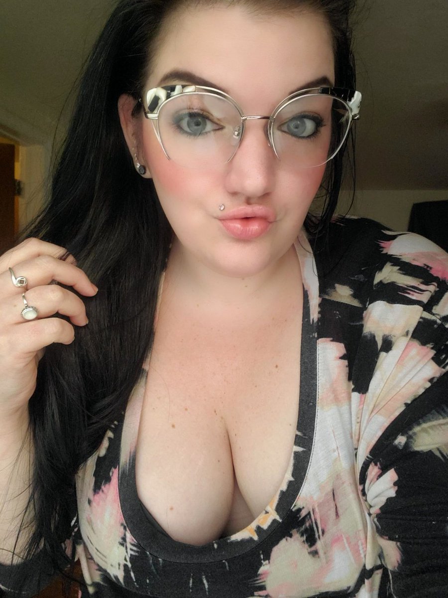 ThisMiss's tweet image. I love a fun pair of glasses 🤓