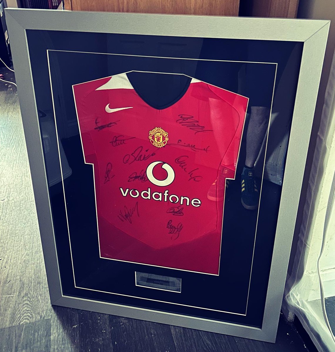bkframing's tweet photo. @bkframing on Instagram &amp; Twitter 

Another piece ready for delivery to a satisfied customer.

Service includes mounting, framing &amp; personalised silver plaque.

Contact for free quote - DM this account or email killick78@hotmail.co.uk

#bkframing #framedshirts #idealgift https://t.co/d06f10aPsP