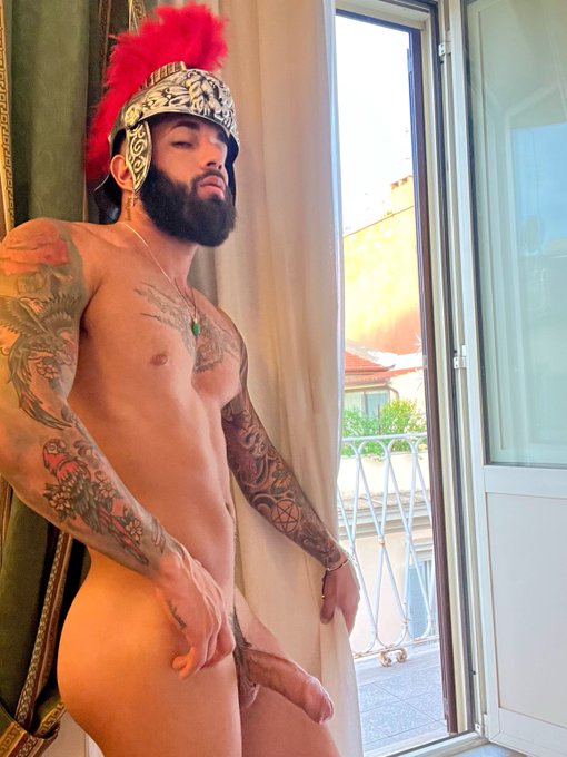 Your palace is getting invaded&hellip; stand behind me, I&rsquo;ll protect you with my sword ⚔️ https://t.co/JLnc