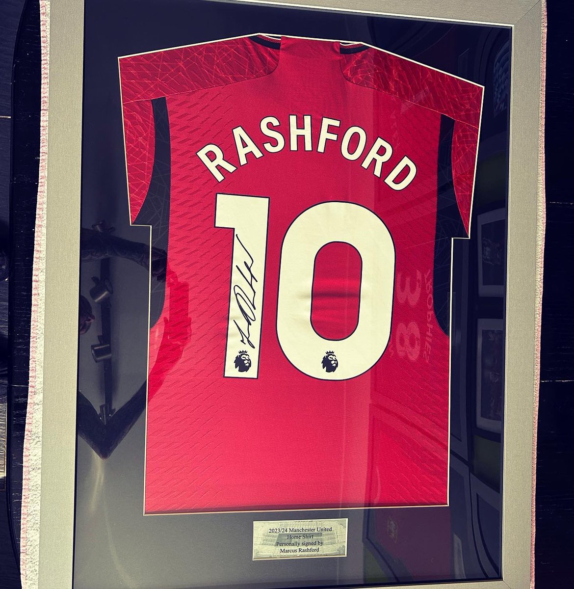 bkframing's tweet image. Player Version 2023-2024 Manchester United Home Shirt by @adidas hand-signed ✍️ by Marcus Rashford - with CERTIFICATE OF AUTHENTICITY.

This is a nice large and clear signature &amp;amp; red home shirt looks AWESOME against the silver frame/mount.

#bkframing #idealgift