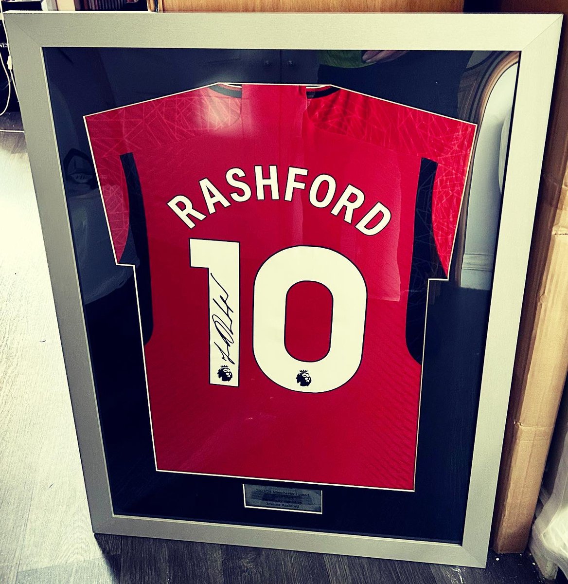 bkframing's tweet image. Player Version 2023-2024 Manchester United Home Shirt by @adidas hand-signed ✍️ by Marcus Rashford - with CERTIFICATE OF AUTHENTICITY.

This is a nice large and clear signature &amp;amp; red home shirt looks AWESOME against the silver frame/mount.

#bkframing #idealgift