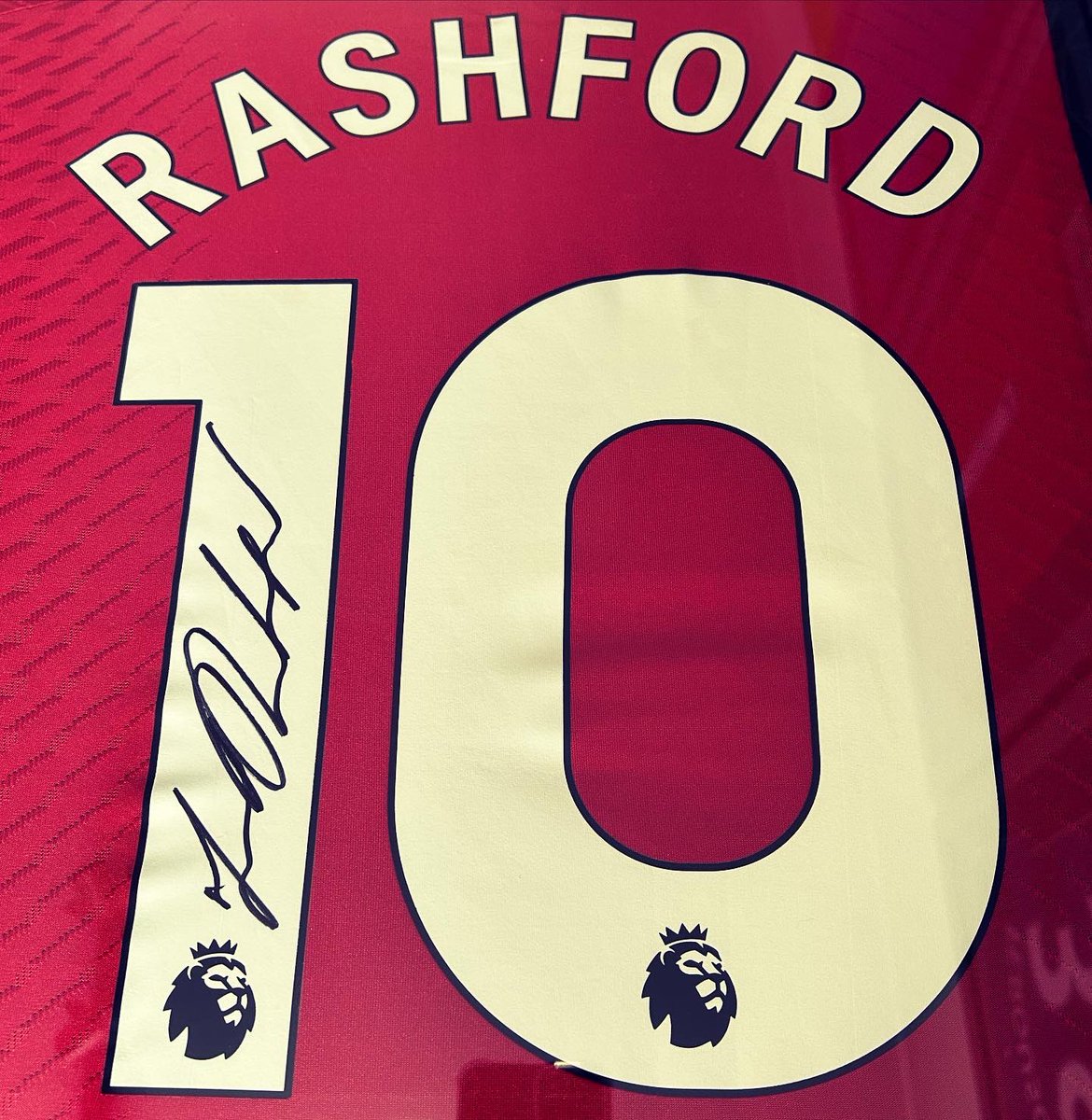 bkframing's tweet image. Player Version 2023-2024 Manchester United Home Shirt by @adidas hand-signed ✍️ by Marcus Rashford - with CERTIFICATE OF AUTHENTICITY.

This is a nice large and clear signature &amp;amp; red home shirt looks AWESOME against the silver frame/mount.

#bkframing #idealgift