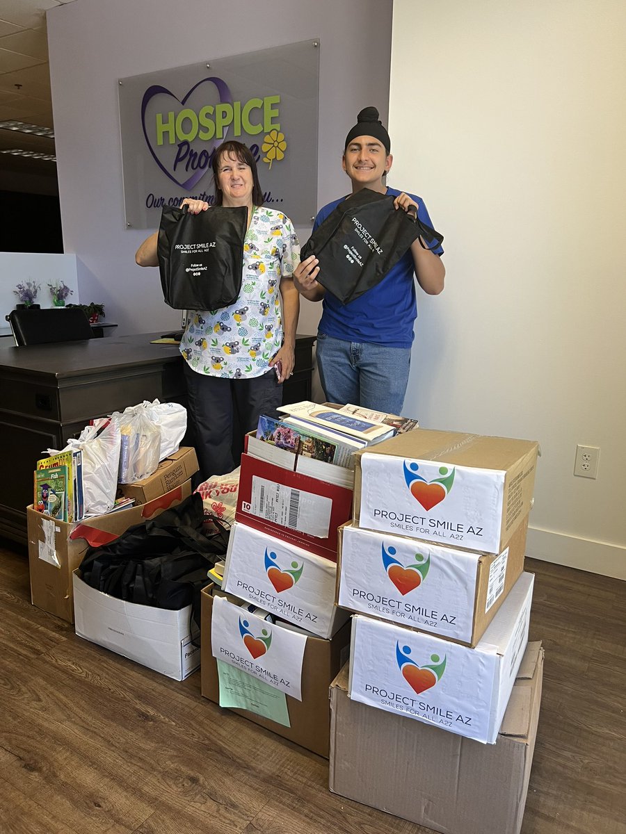 Spreading #bookjoy to #hospice patients! A smile library with 700 books!📚📚📚<a href="/HospicePromise/">Hospice Promise</a>