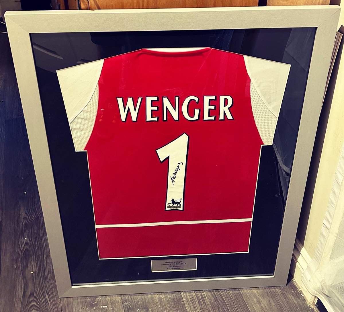 bkframing's tweet image. Another piece ready for delivery to a satisfied customer. 

Service includes mounting, framing &amp;amp; personalised silver plaque.Sourced and acquired the shirt on behalf of the customer.

Contact for free quote - DM this account or email killick78@hotmail.co.uk

#bkframing #idealgift